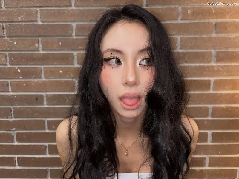 Chaeyoung (TWICE) photo 13 of 400