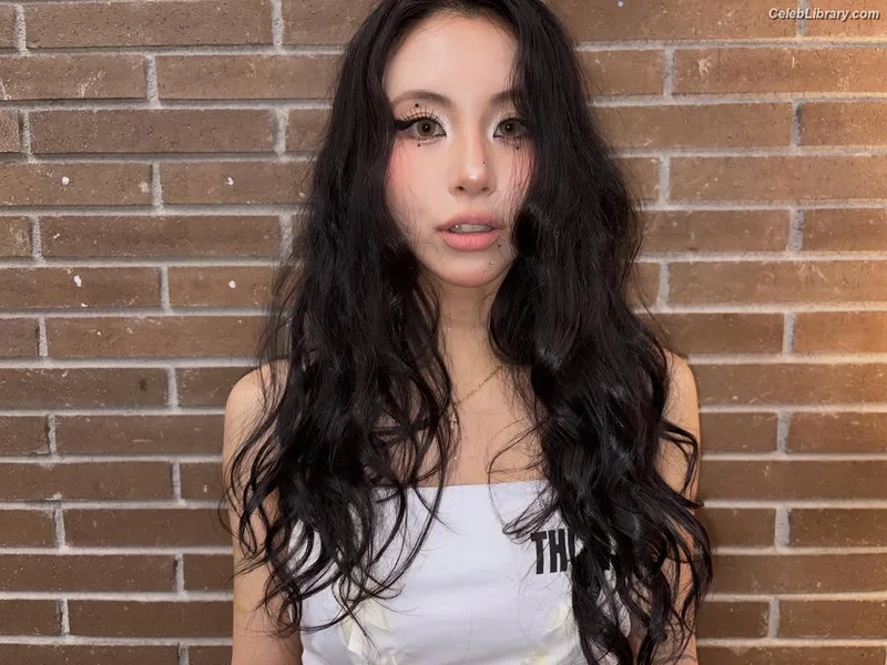 Chaeyoung (TWICE) photo 14 of 400
