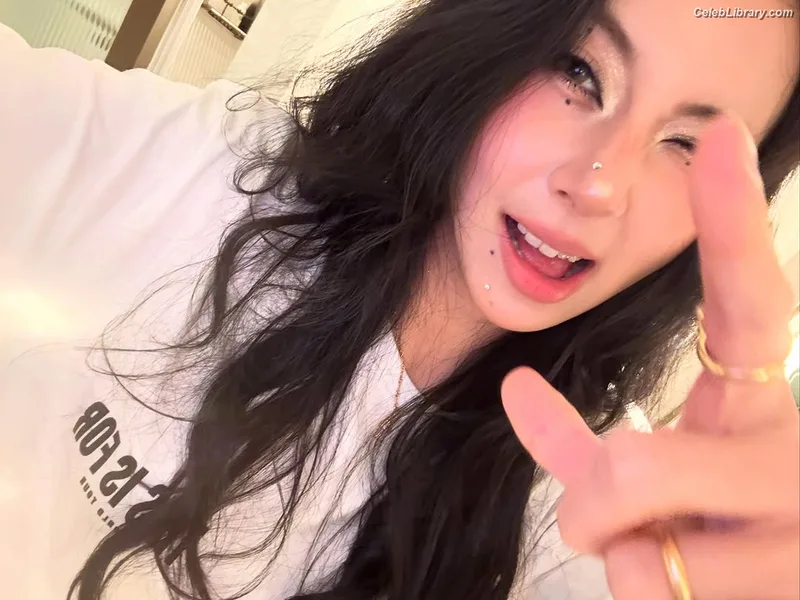Chaeyoung (TWICE) photo 15 of 400