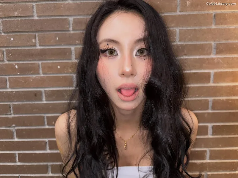 Chaeyoung (TWICE) photo 21 of 400