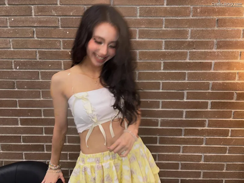 Chaeyoung (TWICE) photo 23 of 400