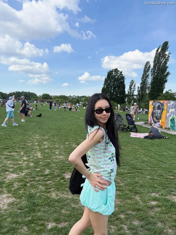 Chaeyoung (TWICE) photo 3 of 400