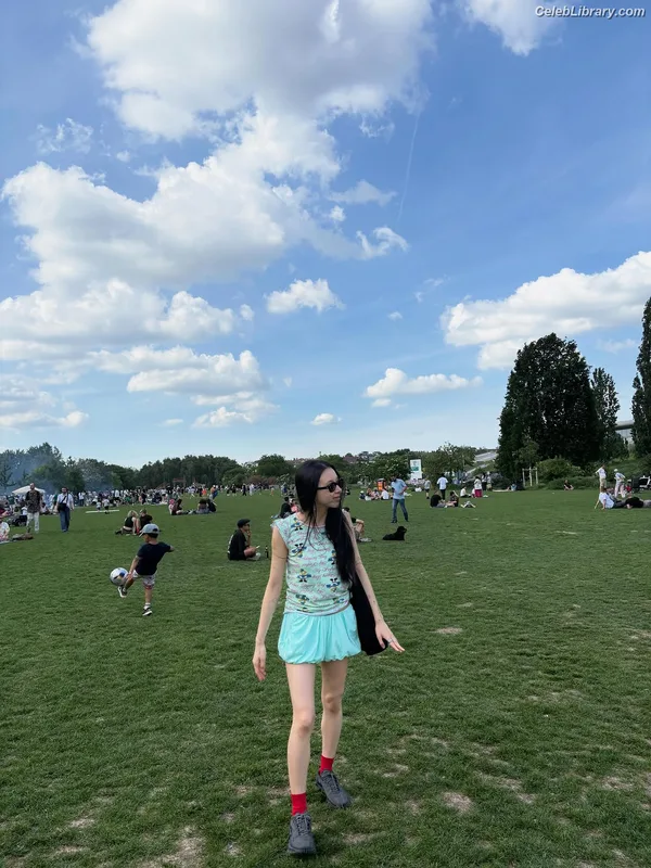 Chaeyoung (TWICE) photo 4 of 400