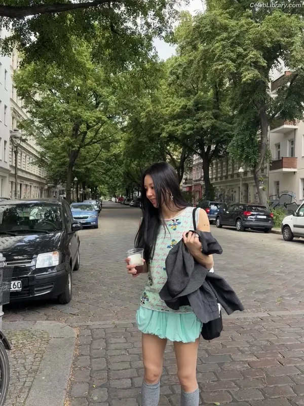 Chaeyoung (TWICE) photo 5 of 400