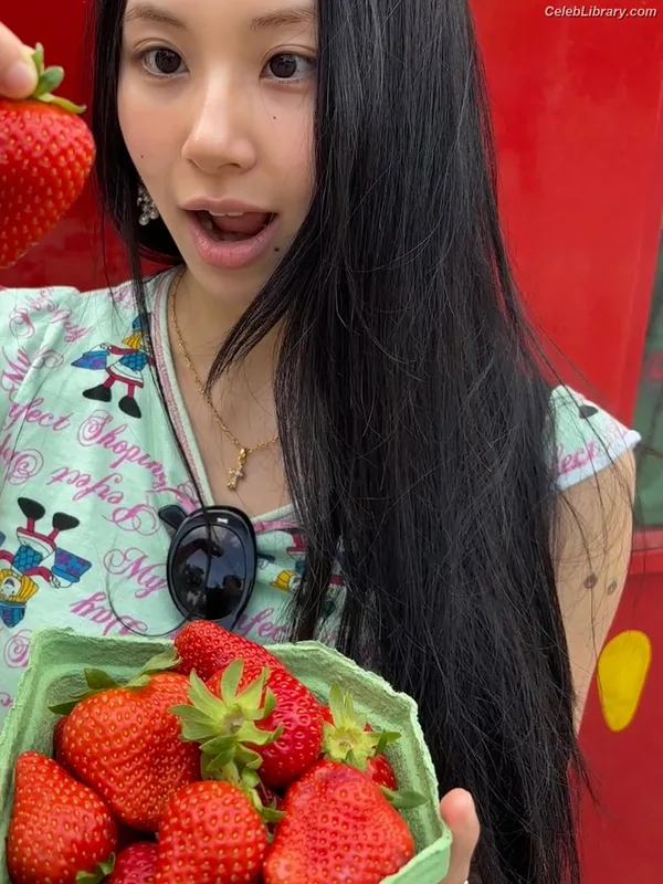 Chaeyoung (TWICE) photo 9 of 400