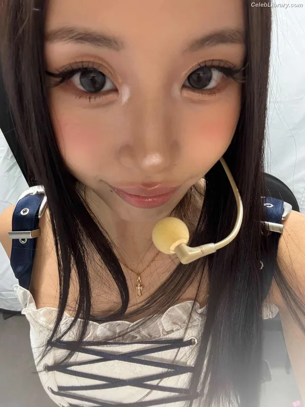 Chaeyoung (TWICE) photo 14 of 400