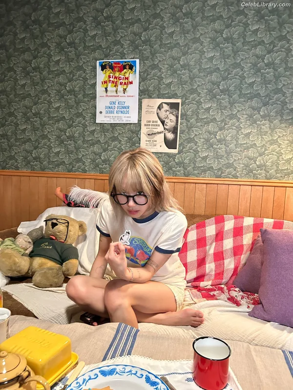 Chaeyoung (TWICE) photo 20 of 400