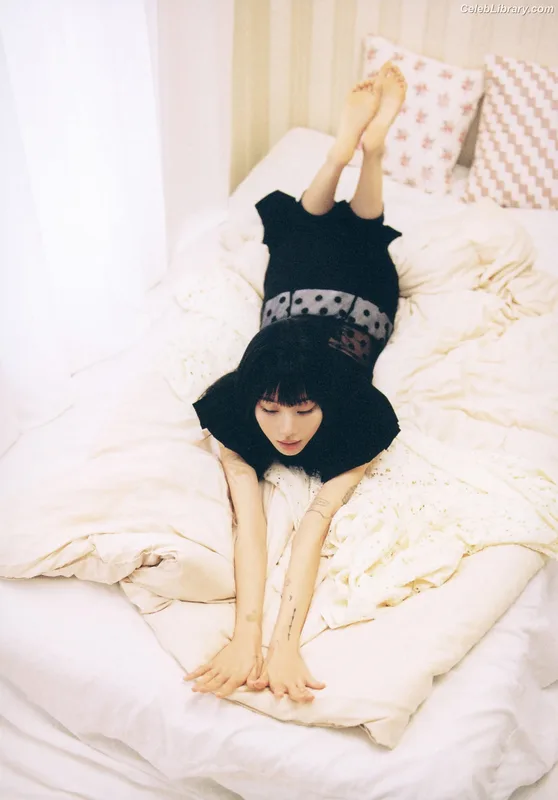 Chaeyoung (TWICE) photo 21 of 400