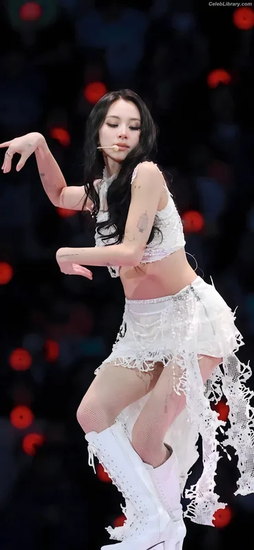 Chaeyoung (TWICE) photo 24 of 400