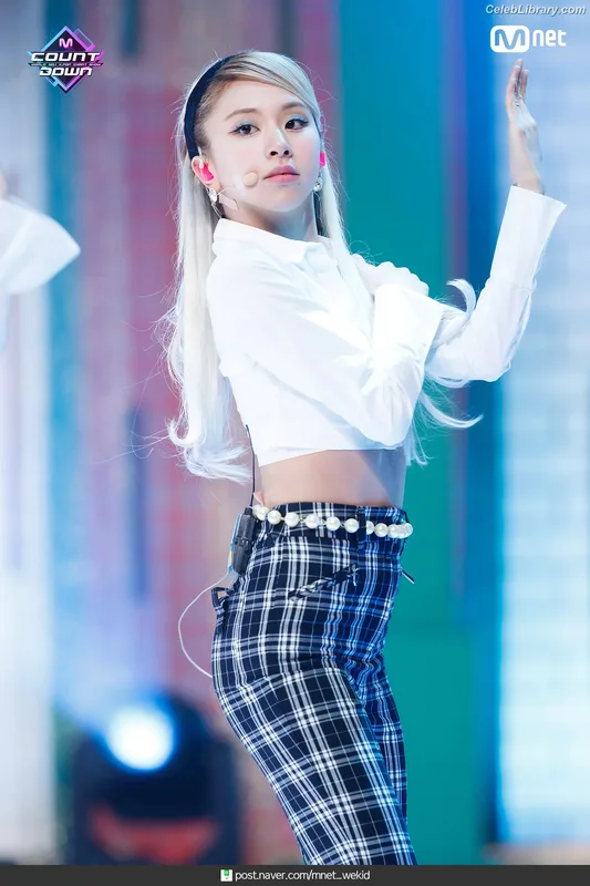Chaeyoung (TWICE) photo 1 of 400