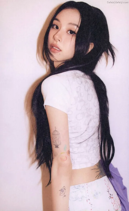 Chaeyoung (TWICE) photo 2 of 400