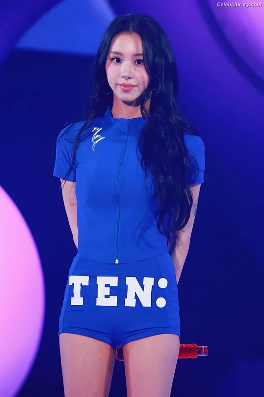 Chaeyoung (TWICE) photo 5 of 400
