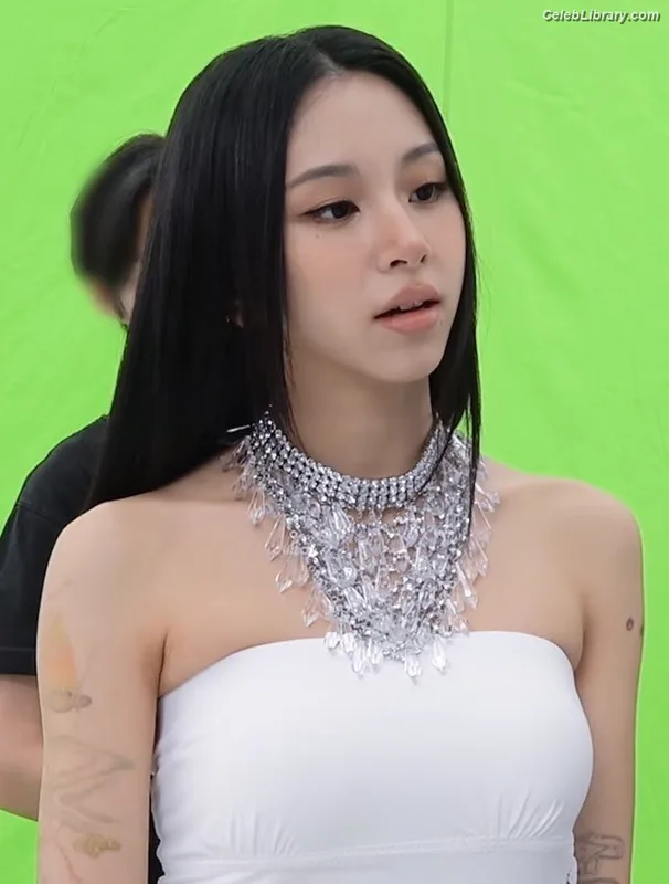 Chaeyoung (TWICE) photo 10 of 400