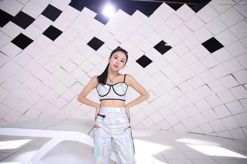 Chaeyoung (TWICE) photo 14 of 400