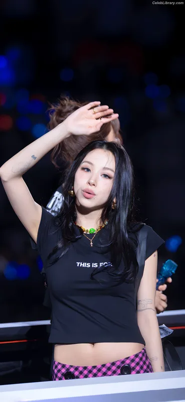 Chaeyoung (TWICE) photo 16 of 400