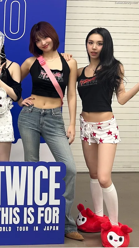 Chaeyoung (TWICE) photo 17 of 400