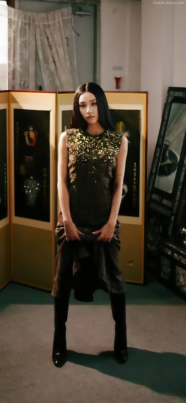 Chaeyoung (TWICE) photo 21 of 400