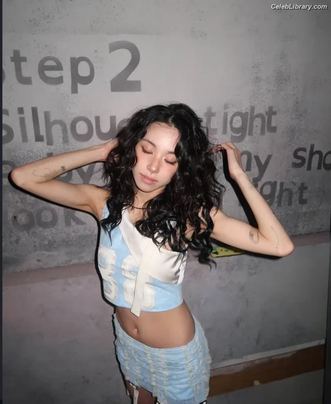 Chaeyoung (TWICE) photo 24 of 400