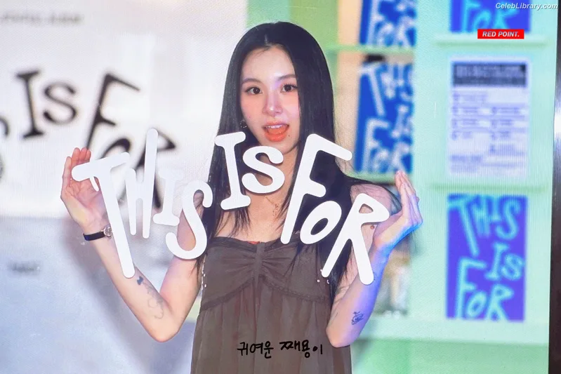 Chaeyoung (TWICE) photo 1 of 400