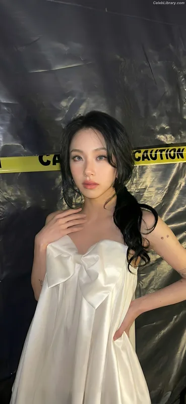Chaeyoung (TWICE) photo 4 of 400