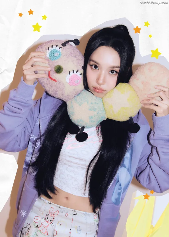 Chaeyoung (TWICE) photo 8 of 400