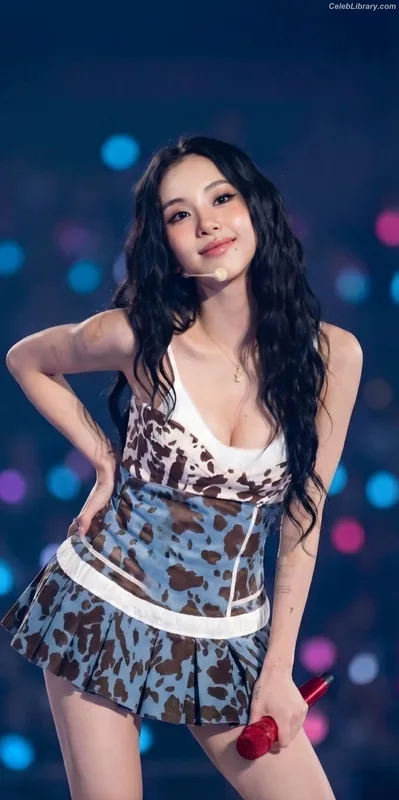 Chaeyoung (TWICE) photo 11 of 400