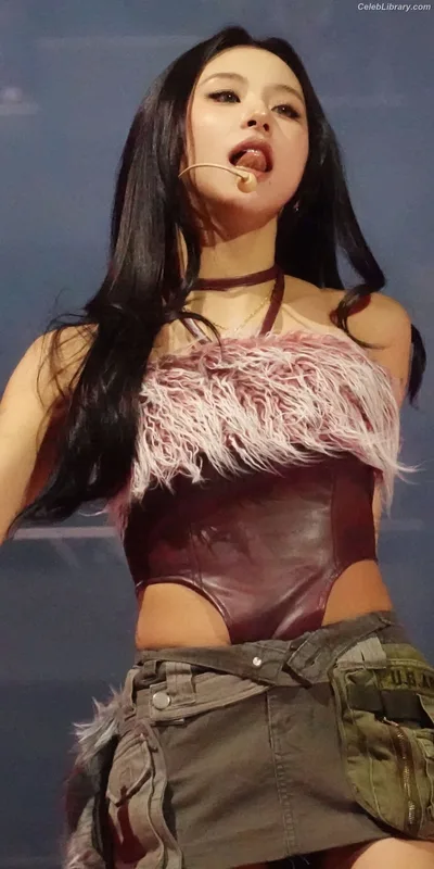 Chaeyoung (TWICE) photo 13 of 400
