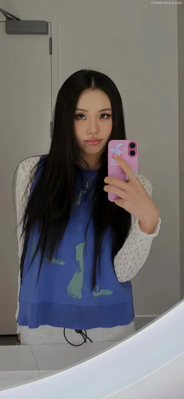 Chaeyoung (TWICE) photo 16 of 400