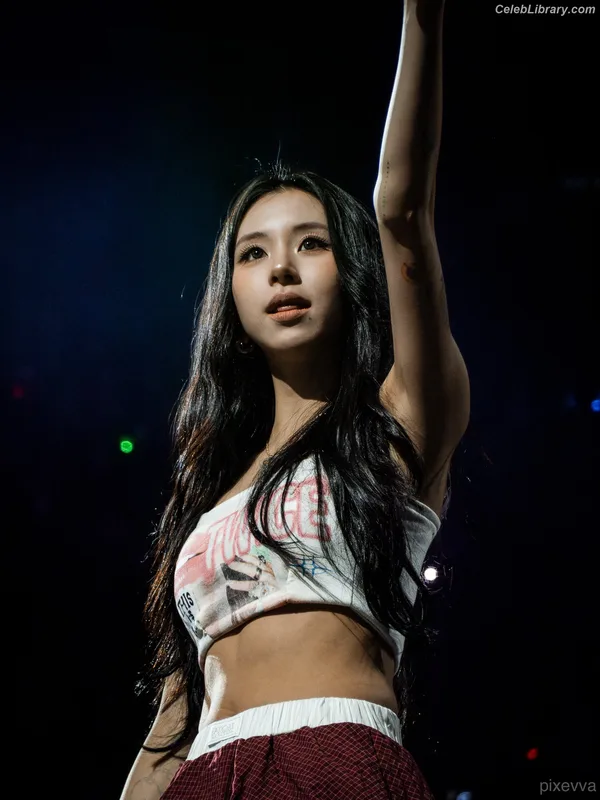 Chaeyoung (TWICE) photo 18 of 400