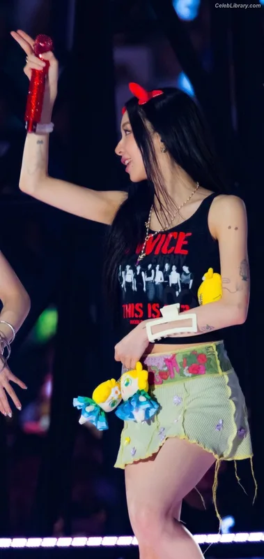 Chaeyoung (TWICE) photo 23 of 400