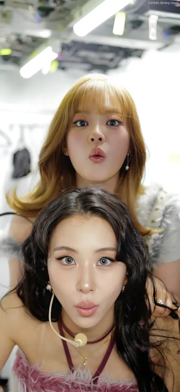 Chaeyoung (TWICE) photo 24 of 400