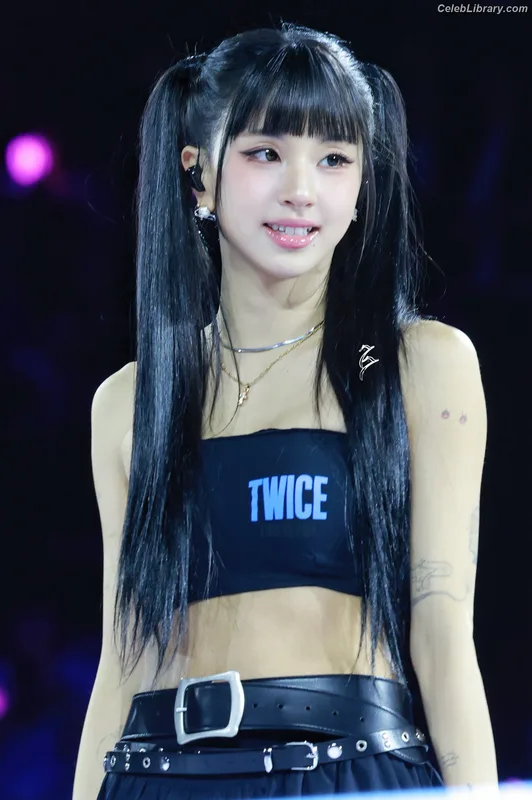 Chaeyoung (TWICE) photo 3 of 400