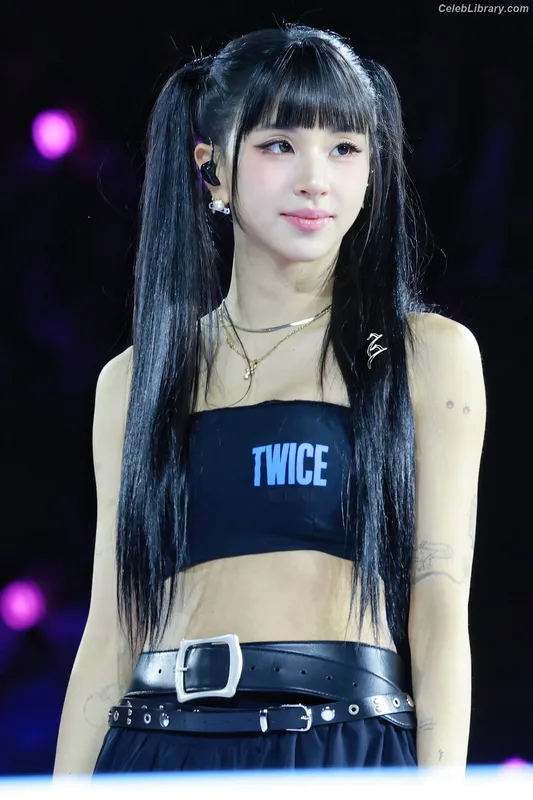 Chaeyoung (TWICE) photo 4 of 400