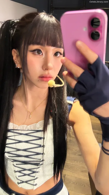 Chaeyoung (TWICE) photo 7 of 400