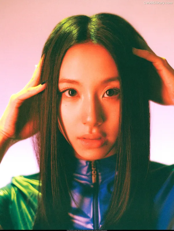Chaeyoung (TWICE) photo 11 of 400