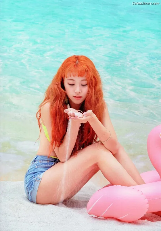 Chaeyoung (TWICE) photo 12 of 400