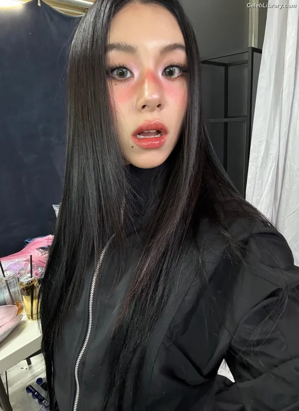 Chaeyoung (TWICE) photo 13 of 400