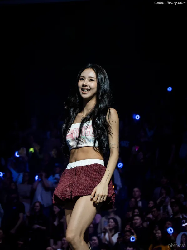Chaeyoung (TWICE) photo 15 of 400