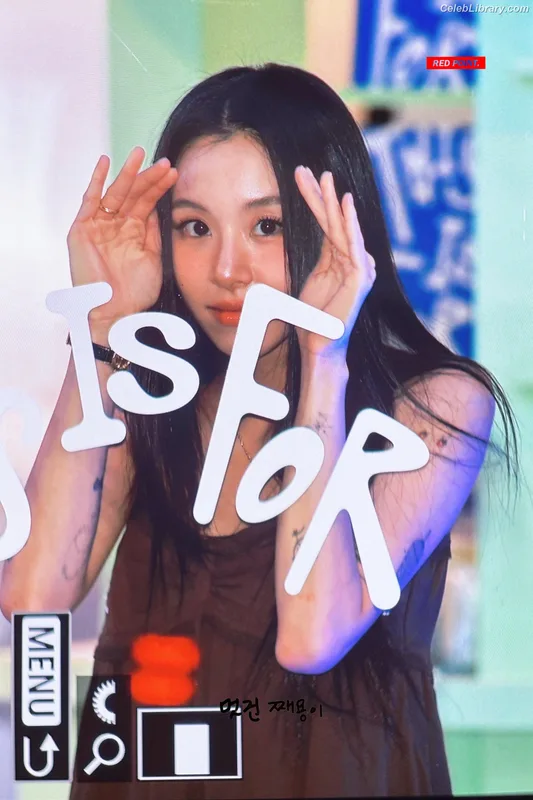 Chaeyoung (TWICE) photo 3 of 400