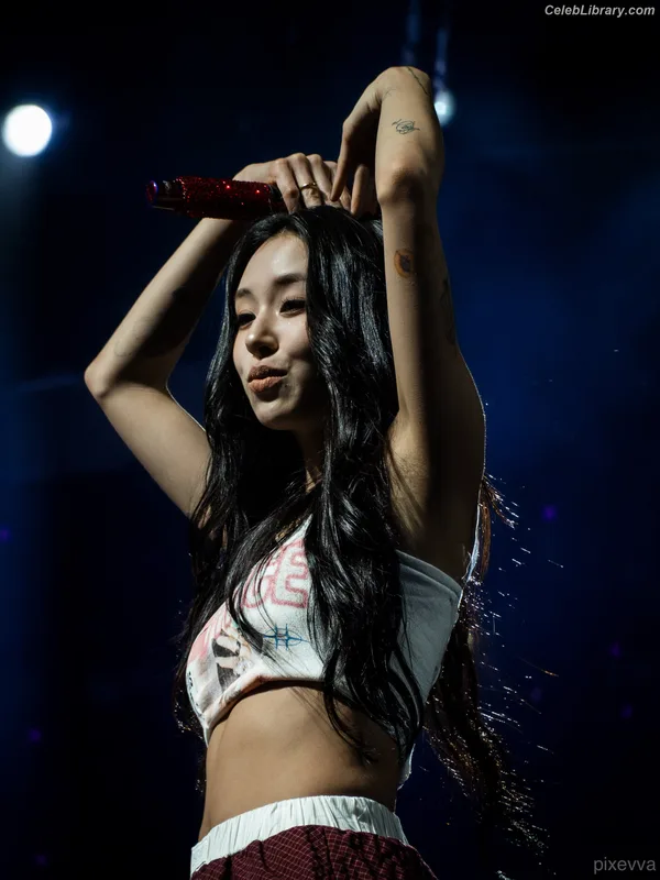 Chaeyoung (TWICE) photo 6 of 400