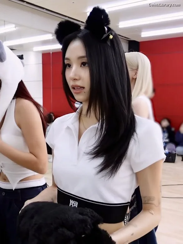 Chaeyoung (TWICE) photo 7 of 400