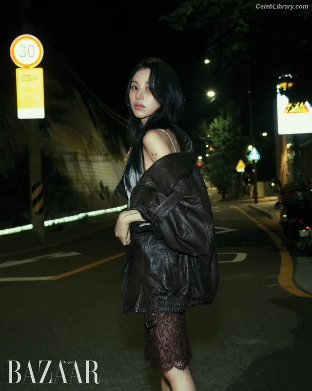 Chaeyoung (TWICE) photo 8 of 400