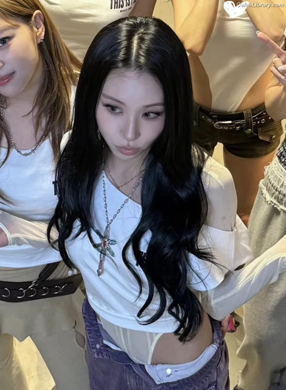 Chaeyoung (TWICE) photo 15 of 400