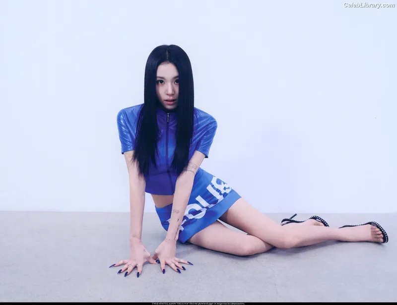 Chaeyoung (TWICE) photo 21 of 400