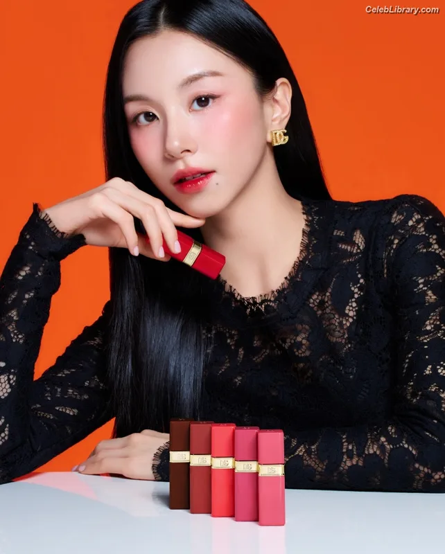 Chaeyoung (TWICE) photo 22 of 400