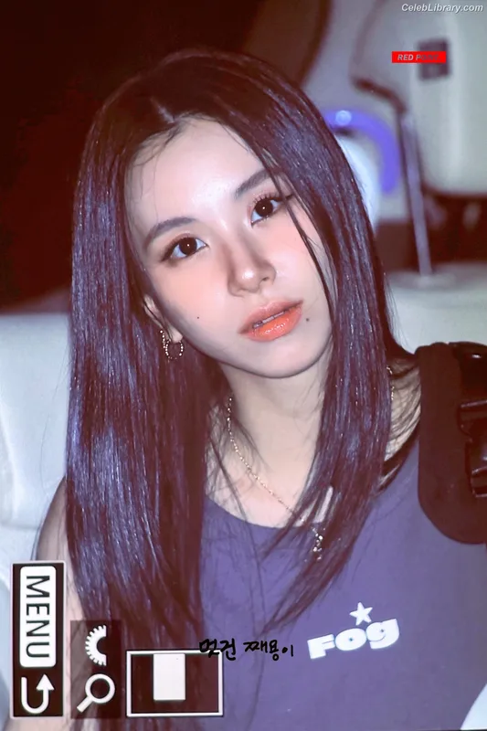 Chaeyoung (TWICE) photo 24 of 400