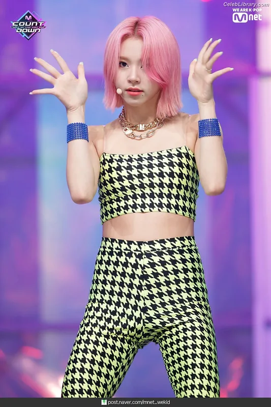 Chaeyoung (TWICE) photo 2 of 400