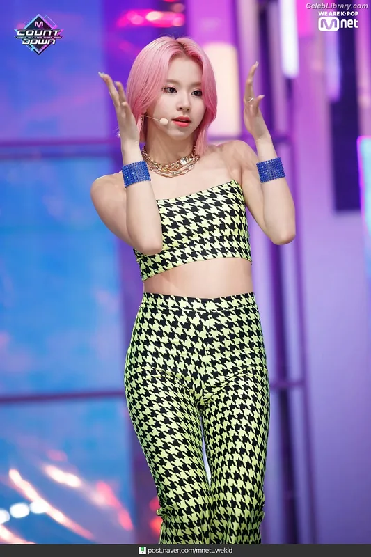 Chaeyoung (TWICE) photo 3 of 400