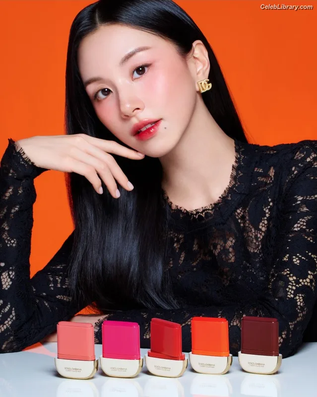 Chaeyoung (TWICE) photo 4 of 400