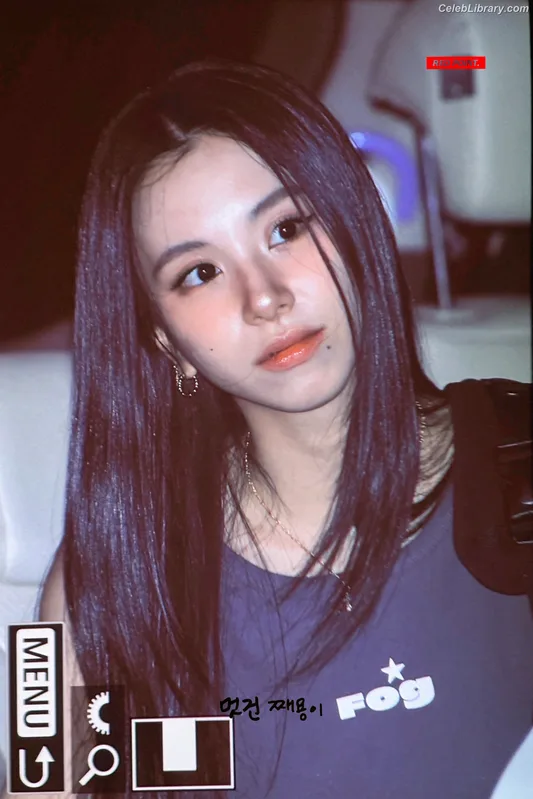 Chaeyoung (TWICE) photo 5 of 400